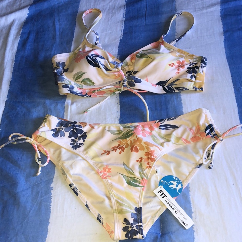 Cupshe floral bikini set in perfect condition new with tags and hygienic liner